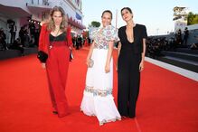 A felicidade da atriz Ana Rocha de Sousa (ao centro) com Lúcia Moniz (esquerda)