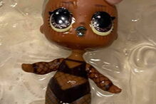 Bonecas revelam roupa íntima de adultos quando mergulhadas em água