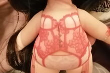 Bonecas revelam roupa íntima de adultos quando mergulhadas em água	