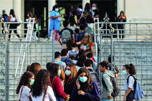 Alunos juntaram-se à porta da Secundária José Falcão, em Coimbra