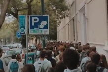 Longa fila de alunos para entrar na Secundária Pedro Nunes, em Lisboa.  O distanciamento não foi cumprido