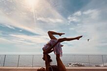 A mulher de Alex Telles e Carolina Loureiro.jpg