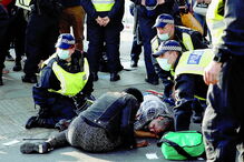 Protestos em Londres contra novas medidas para travar Covid-19