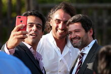 O presidente do Chega, André Ventura, tira selfies com apoiantes à chegada para a sessão da tarde da II Convenção Nacional do partido, Évora