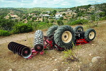 Vítima foi encontrada debaixo do trator 