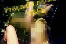 Duas mulheres foram gravadas, na casa de banho de um estabelecimento público, enquanto praticavam sexo oral