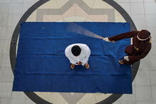 Roni foi chicoteado 52 vezes num edifício público