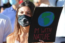 Centenas de pessoas marcham em vários pontos do país pelo clima