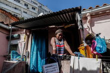 No centro de Lisboa ainda há quem não tenha luz e despeje dejetos na rua
