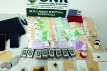 Apreendidas na operação diversas doses de droga e mais de cinquenta mil euros em dinheiro