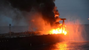 Navio em chamas no Sri Lanka com 270 mil toneladas de petróleo bruto a bordo