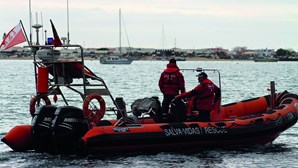 Corrente forte no mar em Faro deixa família em perigo de vida