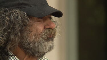 Conheça a história de José Santana, arrumador de carros há 4 anos