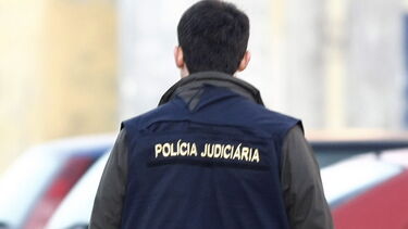 Vê série de crime na TV e confessa à mãe que é abusada pelo padrasto. Pedófilo detido pela PJ em Torres Vedras