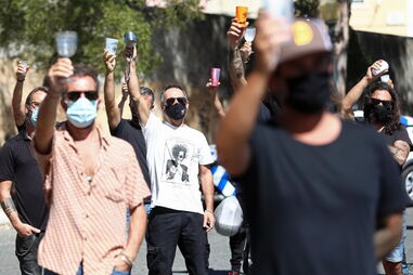 Agentes culturais concentraram-se em Lisboa para "brinde à ignorância da ministra"