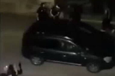 Polícia dispara para o ar para obrigar jovem a usar máscara