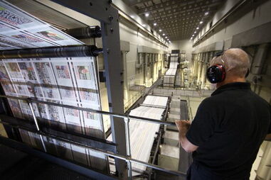 Ativistas bloqueam acesso a gráficas da Newsprinters no Reino Unido. Há 13 detidos no protestos