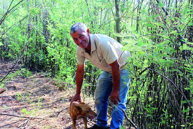 Armando Clemente e a cadela Matreira, que ajudou a localizar o cadáver do homicida de Lalim  