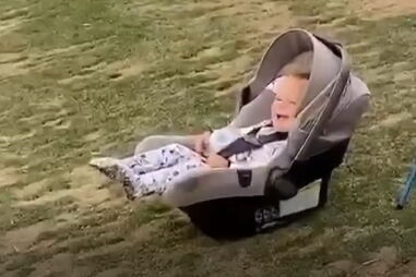 Bebé às gargalhadas por mãe falhar tacada de golfe