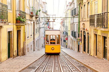Homem rouba calças de loja em Lisboa e agride funcionária que o perseguiu
