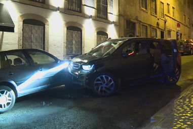 Idoso em estado grave após ser atropelado por carro em contramão junto ao Hospital CUF Infante Santo, em Lisboa