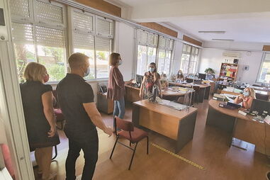 Escolas ultimam reuniões de lançamento do novo ano e desenvolveram planos de contingência para lidar com a pandemia 