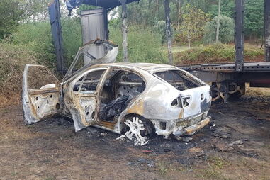 Carro destruído pelas chamas em Ponte de Lima