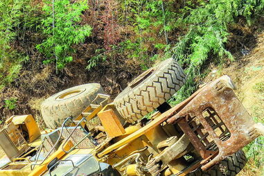 Máquina resvalou durante manobra e capotou várias vezes em ribanceira