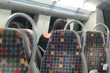 Imagem de um vídeo do ato sexual a três dentro de uma composição da CP. A jovem está ao colo de um dos rapazes