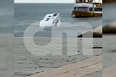 Caravana cai ao Tejo em Lisboa. Condutor salta em andamento
