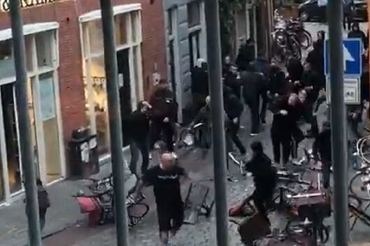 Adeptos em confronto em jogo de futebol amigável