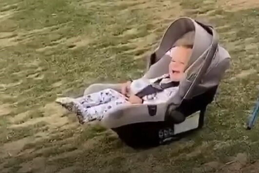 Bebé às gargalhadas por mãe falhar tacada de golfe