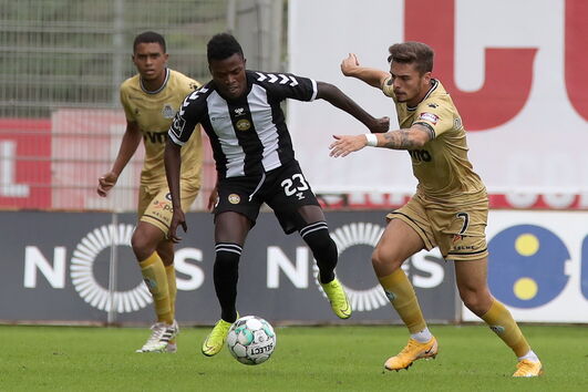 Witi , do Nacional, controla a bola perante a oposição de Nuno Santos (Boavista)