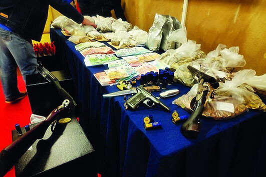 Suspeitos tinham droga e armas