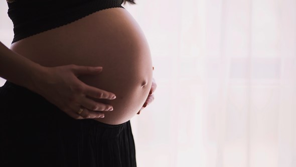 Três em cada dez mulheres dizem ter sido vítimas de abuso no parto, segundo estudo