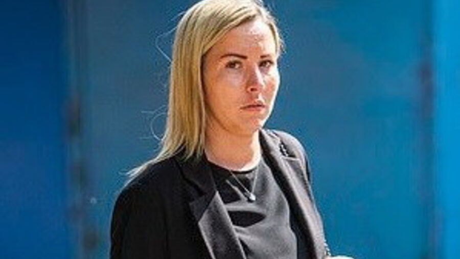 Professora casada tem relações sexuais com aluno de 15 anos e diz-lhe que pode estar grávida