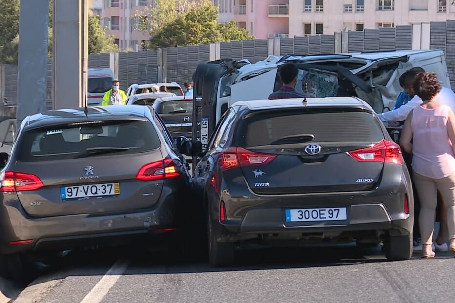 Acidente com seis carros no Eixo Norte-Sul em Lisboa