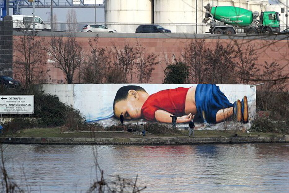 Um graffiti dos artistas Justus Becker e Oguz Sen retrata o menino refugiado sírio Alan Kurdi 