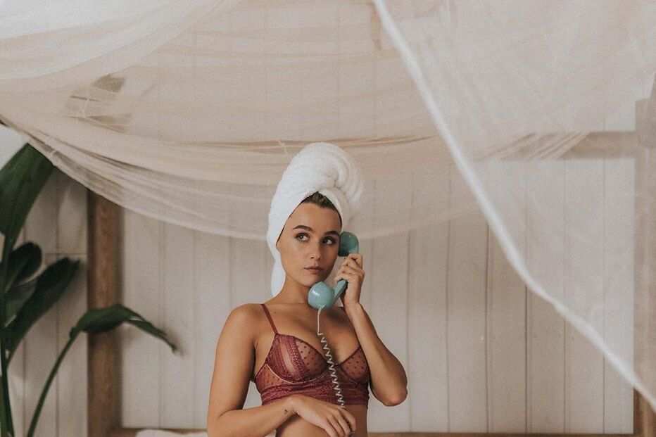 Kelly Bailey escaldante em lingerie