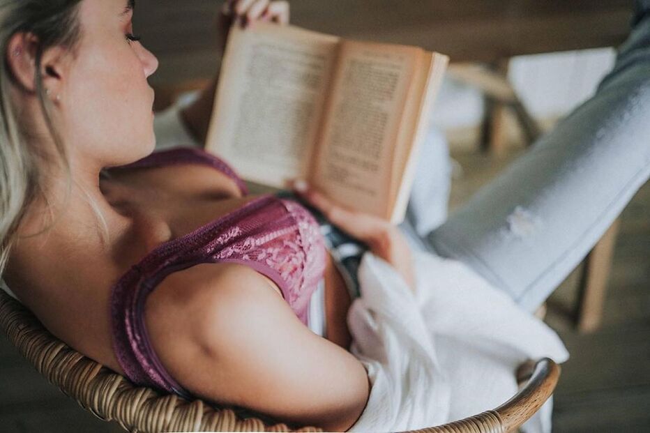 Kelly Bailey escaldante em lingerie