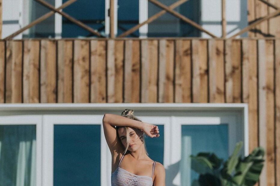 Kelly Bailey escaldante em lingerie