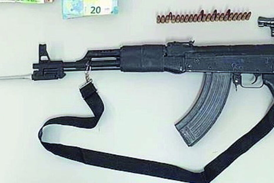 Polícia mostrou a arma apreendida 