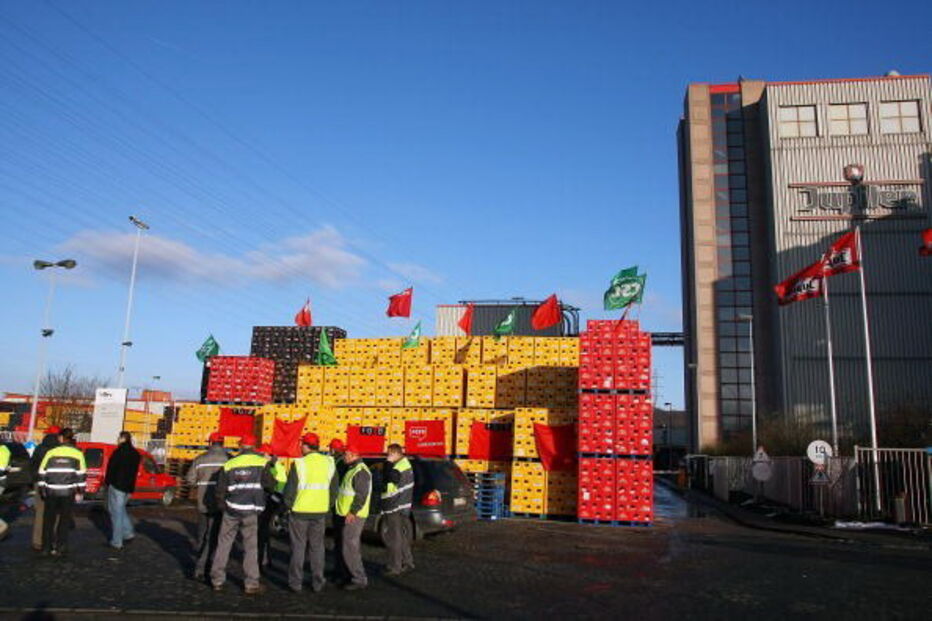Surto de Covid-19 obriga a encerrar fábrica belga da maior cervejeira do mundo