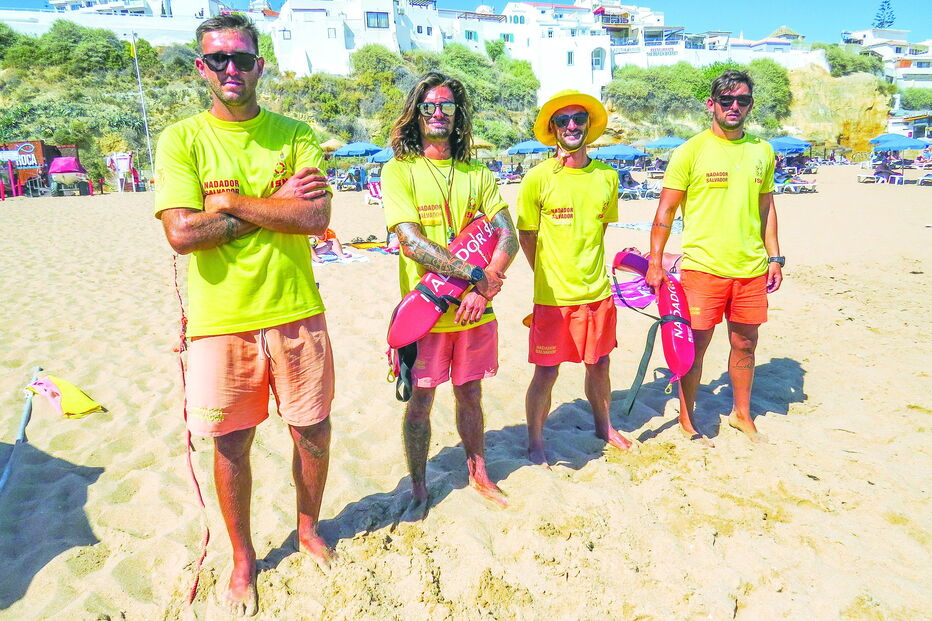 Nadadores-salvadores fizeram o resgate da vítima na praia do Peneco