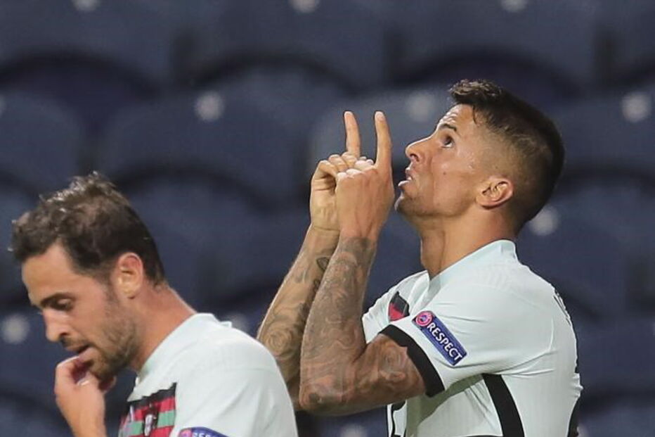 João Cancelo celebra golo marcado por Portugal frente à Croácia