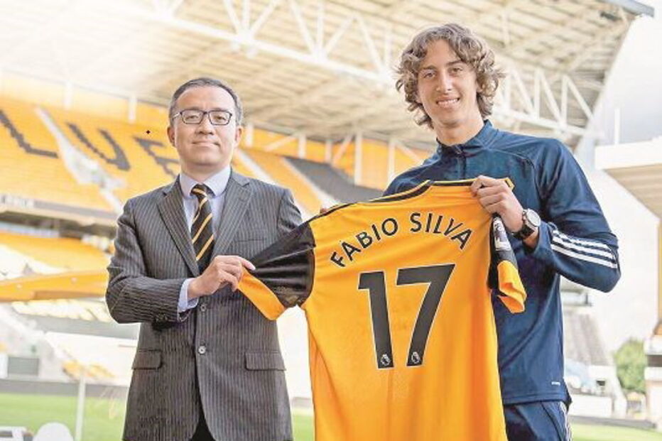 Fábio Silva já foi apresentado em Inglaterra como novo jogador do Wolverhampton