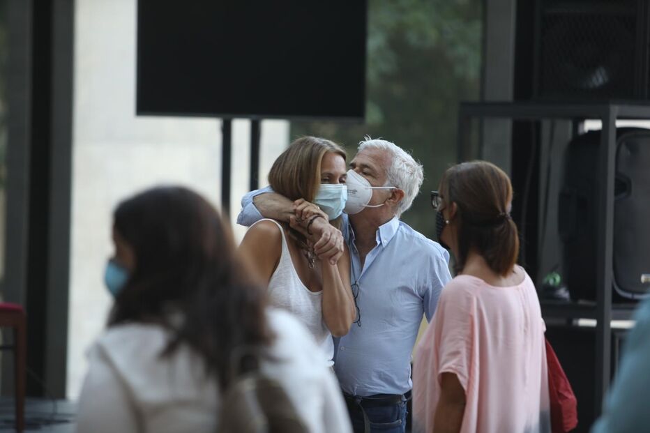 Anna Westerlund na homenagem ao marido confortada por Paulo Dentinho	