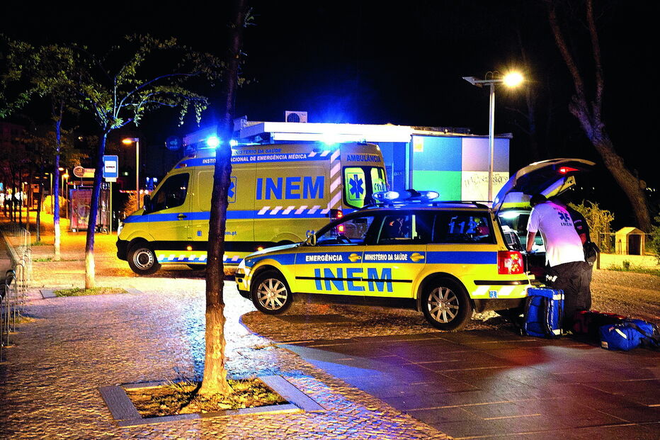 INEM esteve a prestar cuidados à vítima no local e depois fez o transporte para o Hospital de Portimão