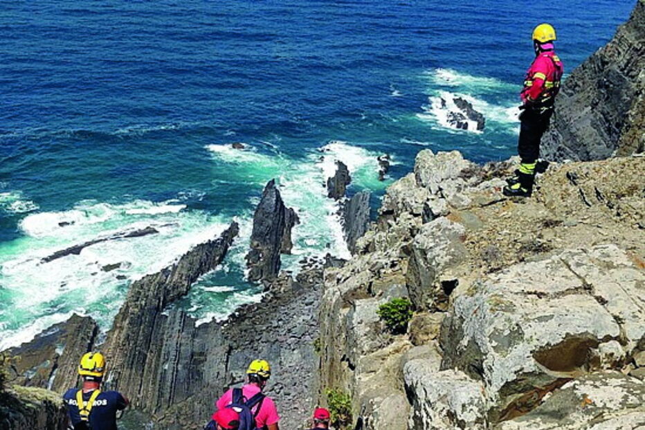 Bombeiros desceram por cordas e prestaram os primeiros socorros