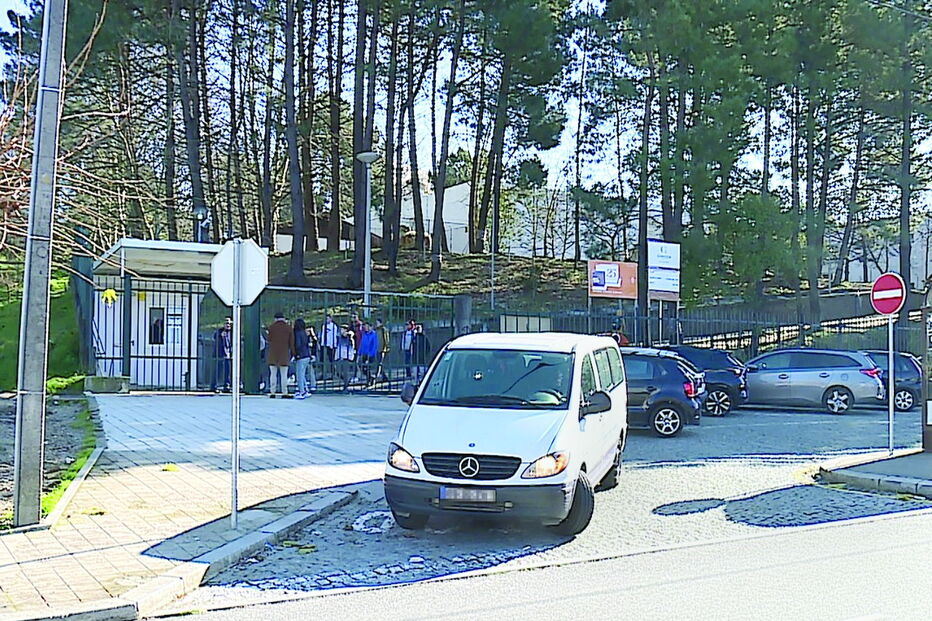 Escala portão de escola e ataca menor à facada 